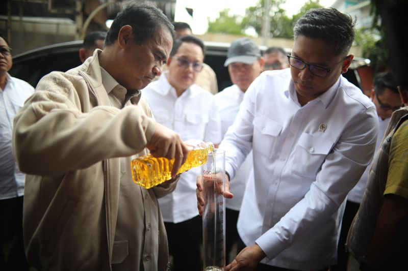 Menteri Pertanian Andi Amran Sulaiman (kiri), Wakil Menteri Pertanian Sudaryono (kanan) menakar volume Minyakita di sela inspeksi mendadak di Pasar Tambahrejo, Surabaya, Jawa Timur, Jumat (14/3/2025). Foto: Antara/HO-Humas Kementan