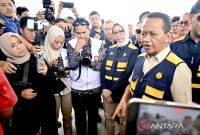 Menteri Energi dan Sumber Daya Mineral (ESDM) Bahlil Lahadalia (kanan) saat kunjungan kerja meninjau pasokan serta kualitas BBM dan LPG 3 Kg di Banjarbaru, Kalimantan Selatan, Rabu (19/3/2025). Foto: Antara
