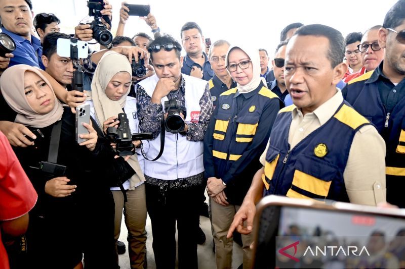 Menteri Energi dan Sumber Daya Mineral (ESDM) Bahlil Lahadalia (kanan) saat kunjungan kerja meninjau pasokan serta kualitas BBM dan LPG 3 Kg di Banjarbaru, Kalimantan Selatan, Rabu (19/3/2025). Foto: Antara