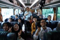 Kepala Badan Penghubung Pemprov Sumut Ichsanul Arifin Siregar menghantar para mahasiswa dan pelajar asal Sumut menuju Bus saat akan diberangkatkan menuju Sumatera Utara. Foto: HO/Diskominfo Sumut