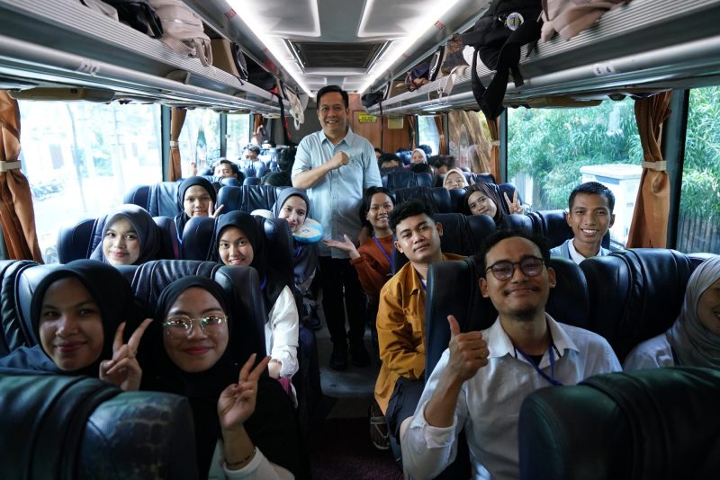 Kepala Badan Penghubung Pemprov Sumut Ichsanul Arifin Siregar menghantar para mahasiswa dan pelajar asal Sumut menuju Bus saat akan diberangkatkan menuju Sumatera Utara. Foto: HO/Diskominfo Sumut