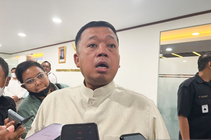 Menteri Agraria dan Tata Ruang/Kepala Badan Pertanahan Nasional (ATR/BPN) Nusron Wahid diwawancara awak media di Jakarta, Selasa (18/3). Foto: Antara/Harianto