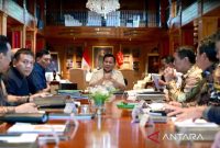 Presiden Prabowo Subianto menggelar rapat terbatas (ratas) bersama sejumlah menteri di kediaman Hambalang, Kabupaten Bogor, Jawa Barat, Minggu (16/3/2025). Foto: Biro Pers Sekretariat Presiden