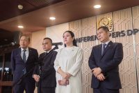 Ketua DPR RI Puan Maharani (kedua kanan) bersama Wakil Ketua DPR RI Saan Mustopa (paling kiri), Sufmi Dasco (kedua kiri), dan Adies Kadir (paling kanan) di kompleks parlemen, Senayan, Jakarta, Kamis (20/3/2025). Foto: Antara/Melalusa Susthira K.