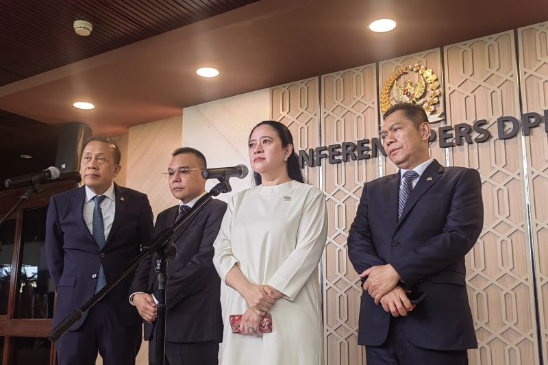 Ketua DPR RI Puan Maharani (kedua kanan) bersama Wakil Ketua DPR RI Saan Mustopa (paling kiri), Sufmi Dasco (kedua kiri), dan Adies Kadir (paling kanan) di kompleks parlemen, Senayan, Jakarta, Kamis (20/3/2025). Foto: Antara/Melalusa Susthira K.