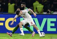 Pesepak bola Timnas Indonesia Sandy Walsh (kanan) merebut bola dari pesepak bola Timnas Arab Saudi Feras Albrikan (kiri) pada pertandingan Grup C putaran ketiga Kualifikasi Piala Dunia 2026 Zona Asia di Stadion Utama Gelora Bung Karno, Senayan, Jakarta. Foto: Antara