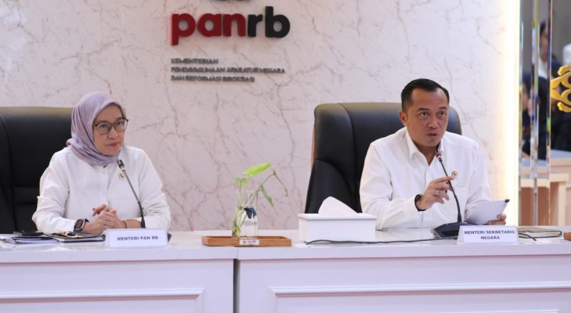 Menteri PANRB Rini Widyantini dan Menteri Sekretaris Negara Prasetyo Hadi dalam konferensi pers percepatan pengangkatan CASN 2025 (menpan.go.id)
