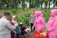 Momen terakhir IPTU Lusiyanto pimpin pembagian takjil dan bercengkrama bersama warga Negara Batin, sebelum Gugur Ditembak Saat Gerebek Sabung Ayam di Lampung. ( Foto RRI)
