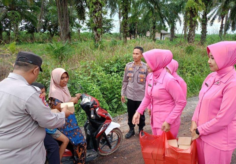 Momen terakhir IPTU Lusiyanto pimpin pembagian takjil dan bercengkrama bersama warga Negara Batin, sebelum Gugur Ditembak Saat Gerebek Sabung Ayam di Lampung. ( Foto RRI)
