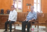 Terdakwa Aris Yudhariansyah (kiri) dan terdakwa Ferdinand (kanan) ketika mendengarkan putusan majelis hakim di ruang sidang utama Pengadilan Tipikor pada Pengadilan Negeri Medan, Senin (10/3/2025). Foto: Antara/Aris Rinaldi Nasution