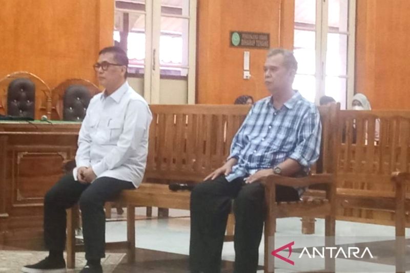 Terdakwa Aris Yudhariansyah (kiri) dan terdakwa Ferdinand (kanan) ketika mendengarkan putusan majelis hakim di ruang sidang utama Pengadilan Tipikor pada Pengadilan Negeri Medan, Senin (10/3/2025). Foto: Antara/Aris Rinaldi Nasution