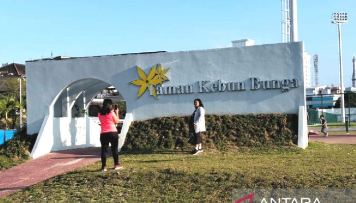 Taman Kebun Bunga Medan Ramai Dikunjungi Warga Jelang Waktu Berbuka