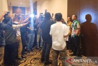 Para perwakilan Koalisi Masyarakat Sipil untuk Reformasi Sektor Keamanan menyampaikan penolakan pembahasan tertutup RUU TNI oleh panitia kerja (panja) di Jakarta, Sabtu (15/3/2025). Foto: Antara/Agatha Olivia Victoria