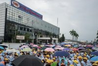 Alasan PT Sritex tutup dan PHK ribuan karyawan serta buruh. (ANTARA FOTO /MOHAMMAD AYUDHA)