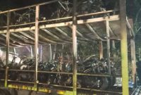 Penampakan truk pengangkut puluhan motor terbakar di Kabupaten Labusel. Foto: Dok.Polres Labusel