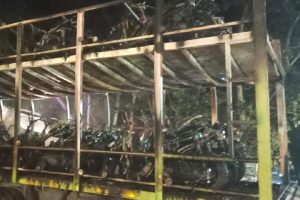 Polisi Selidiki Truk Pengangkut Puluhan Motor yang Terbakar di Labusel