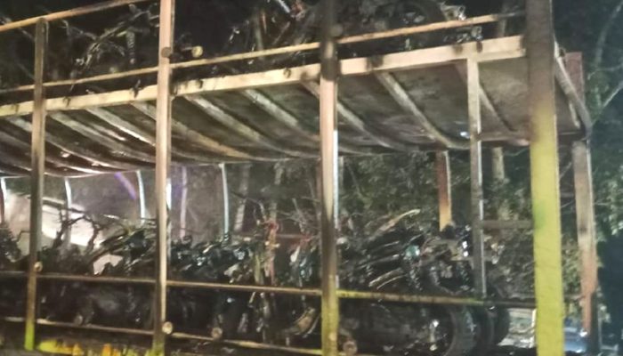 Polisi Selidiki Truk Pengangkut Puluhan Motor yang Terbakar di Labusel