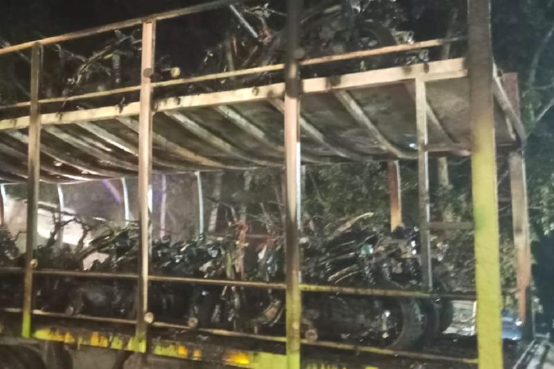 Penampakan truk pengangkut puluhan motor terbakar di Kabupaten Labusel. Foto: Dok.Polres Labusel