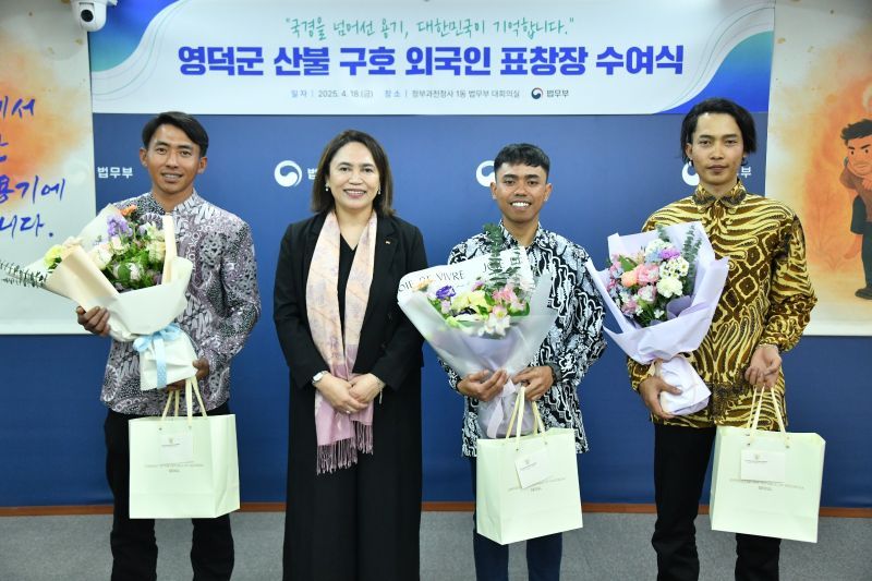 Tiga warga negara Indonesia (WNI) dianugerahi penghargaan oleh pemerintah Republik Korea atas upayanya menyelamatkan warga Korea dari kebakaran hutan di Korea Selatan, Jumat (18/4/2025). Foto: ANTARA FOTO/HO-KBRI Seoul