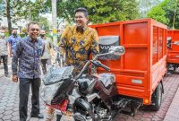 Wali Kota Medan Periode 2022-2024 Bobby Nasution saat mengecek becak pengangkut sampah baru di Kota Medan. 