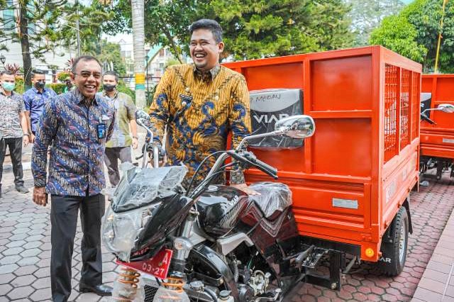 Wali Kota Medan Periode 2022-2024 Bobby Nasution saat mengecek becak pengangkut sampah baru di Kota Medan. 