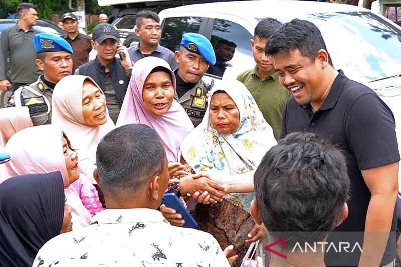 Gubernur Sumut Bobby Nasution (kanan) menyapa warganya di Padang Lawas Utara, Sumatera Utara. Foto: Diskominfo Sumut