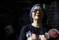 Bunda Ifet Slank, Manajer kelompok musik rock Slank, mengikuti acara jelang keberangkatan tim Ride For Orangutan ProFauna Indonesia di Markas Slank, Gang Potlot, Jakarta, Sabtu (20/4).  Foto: Antara