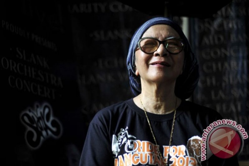 Bunda Ifet Slank, Manajer kelompok musik rock Slank, mengikuti acara jelang keberangkatan tim Ride For Orangutan ProFauna Indonesia di Markas Slank, Gang Potlot, Jakarta, Sabtu (20/4).  Foto: Antara