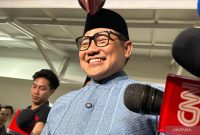 Menteri Koordinator Bidang Pemberdayaan Masyarakat (Menko PM) Muhaimin Iskandar saat memberikan keterangan pers usai menghadiri acara halalbihalal di rumah dinasnya, Jakarta, Minggu (20/4/2025). Foto: Antara