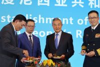 Menteri Pertahanan Sjafrie Sjamsoeddin, Menteri Menteri Luar Negeri Sugiono, Menteri Luar Negeri China Wang Yi, Menteri Pertahanan China Dong Jun memotong tumpeng saat resepsi diplomatik peringatan 75 tahun hubungan Indonesia–China di Beijing, China pada Senin (21/4). Foto: Antara/Desca Lidya Natalia