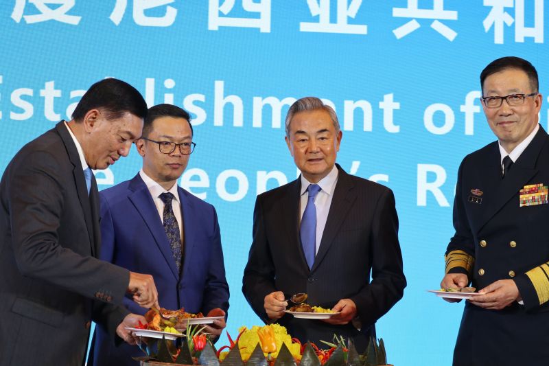 Menteri Pertahanan Sjafrie Sjamsoeddin, Menteri Menteri Luar Negeri Sugiono, Menteri Luar Negeri China Wang Yi, Menteri Pertahanan China Dong Jun memotong tumpeng saat resepsi diplomatik peringatan 75 tahun hubungan Indonesia–China di Beijing, China pada Senin (21/4). Foto: Antara/Desca Lidya Natalia