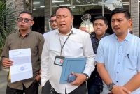 M Helmi dan kuasa hukumnya Henry Pakpahan (tengah) resmi melaporkan kreator konten Rahmat Hidayat atau Aleh ke Polda Sumut. Foto: Istimewa