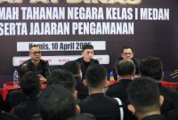 Kepala Rutan Kelas I Medan Andi Surya (tengah) saat memimpin Rapat Dinas dan Koordinasi memperkuat tugas pokok dan fungsi petugas pengamanan. Foto: Dok. Humas Rutan Kelas I Medan