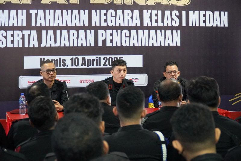 Kepala Rutan Kelas I Medan Andi Surya (tengah) saat memimpin Rapat Dinas dan Koordinasi memperkuat tugas pokok dan fungsi petugas pengamanan. Foto: Dok. Humas Rutan Kelas I Medan