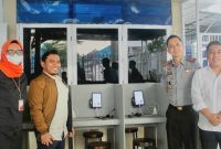 Komisaris PT Araya Smart Fields Global, Fuad Ginting (dua kiri) dan Kepala Rutan Kelas I Medan Andi Surya (dua kanan) saat menyaksikan pengoperasian Wartelsuspas di Rutan Kelas I Medan. Foto: Istimewa
