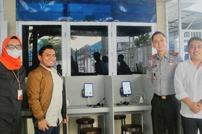 Komisaris PT Araya Smart Fields Global, Fuad Ginting (dua kiri) dan Kepala Rutan Kelas I Medan Andi Surya (dua kanan) saat menyaksikan pengoperasian Wartelsuspas di Rutan Kelas I Medan. Foto: Istimewa