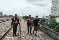 PT KAI Sumut mengamankan seorang pencuri kabel di Petak Jalan Stasiun KA Medan - Stasiun Pulu Brayan, Sabtu (26/4). Foto: Dok. Humas KAI Sumut