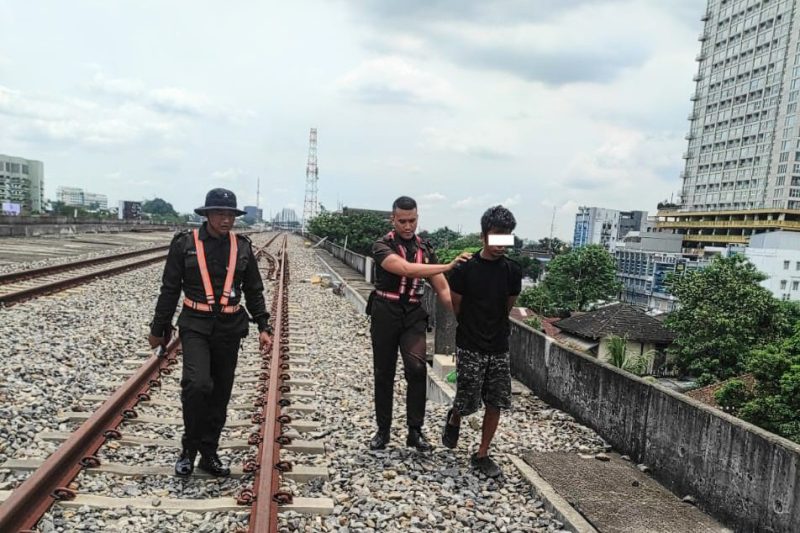 PT KAI Sumut mengamankan seorang pencuri kabel di Petak Jalan Stasiun KA Medan - Stasiun Pulu Brayan, Sabtu (26/4). Foto: Dok. Humas KAI Sumut