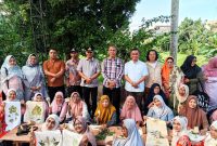 Kepala Dinas Pariwisata Kota Medan Odie Batubara (4 dari kan) dan inisiator Festival Laras Sembah, Farida Lisa Purba (3 dari kanan) berfoto dengan para lansia peserta pengelolaan serat limbah menjadi karya seni di Jambur Ribu, Jumat (18/4). Foto: Topikseru.com/Muchlis
