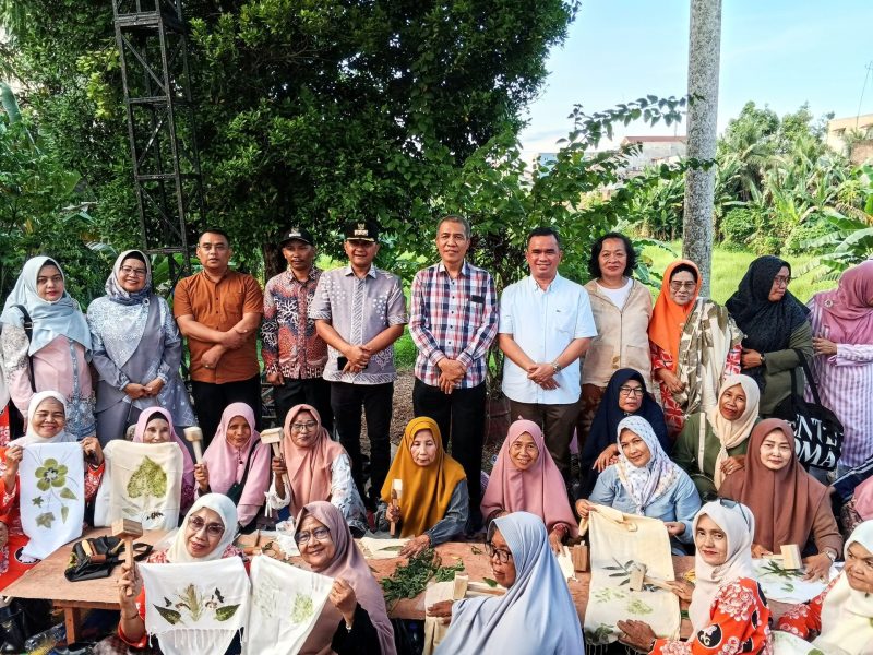Kepala Dinas Pariwisata Kota Medan Odie Batubara (4 dari kan) dan inisiator Festival Laras Sembah, Farida Lisa Purba (3 dari kanan) berfoto dengan para lansia peserta pengelolaan serat limbah menjadi karya seni di Jambur Ribu, Jumat (18/4). Foto: Topikseru.com/Muchlis