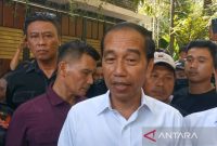 Jokowi memberikan keterangan kepada wartawan di Solo, Jawa Tengah, Rabu (16/4/2025). ANTARA/Aris Wasita