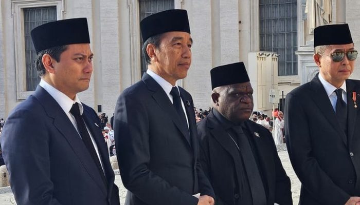 Penampilan Rombongan Jokowi di Pemakaman Paus Fransiskus Serba Hitam