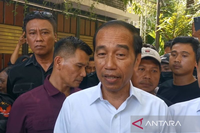 Jokowi memberikan keterangan kepada wartawan di Solo, Jawa Tengah, Rabu (16/4/2025). ANTARA/Aris Wasita