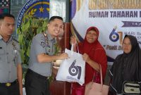 Kepala Rutan Kelas I Medan Andi Surya menyerahkan bansos dalam rangka memperingati Hari Bakti Pemasyarakatan ke-61, Senin (14/4). Foto: Humas Rutan Kelas I Medan