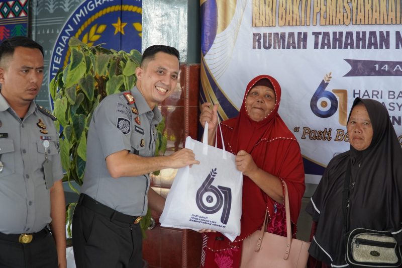 Kepala Rutan Kelas I Medan Andi Surya menyerahkan bansos dalam rangka memperingati Hari Bakti Pemasyarakatan ke-61, Senin (14/4). Foto: Humas Rutan Kelas I Medan