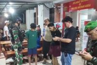 Tim Patroli Anti Begal Kodim 0201 Medan menyerahkan dua remaja dengan senjata tajam diduga hendak tawuran ke Polsek Medan Area. Foto: Tangkapan layar video