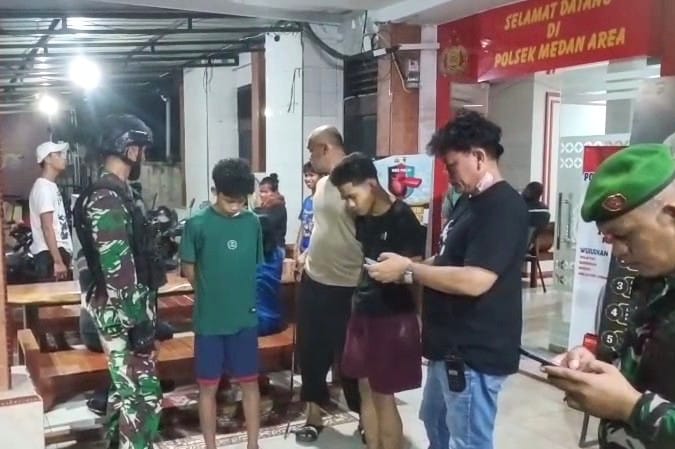 Tim Patroli Anti Begal Kodim 0201 Medan menyerahkan dua remaja dengan senjata tajam diduga hendak tawuran ke Polsek Medan Area. Foto: Tangkapan layar video
