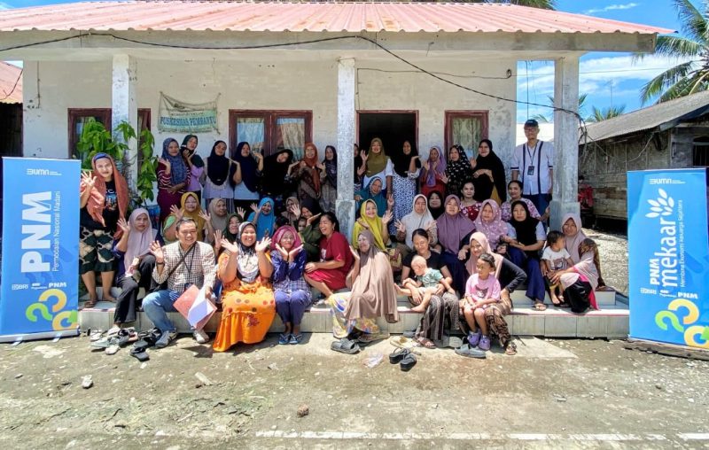 PNM Cabang Medan menggelar pemeriksaan kesehatan gratis bagi nasabah Mekaar di Kampung Madani. Foto: PNM Cabang Medan