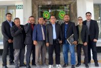 Anggota Tim Kuasa Hukum Penggugat Ijazah SMA Jokowi, Zainal Mustofa (tiga dari kiri) ditetapkan tersangka