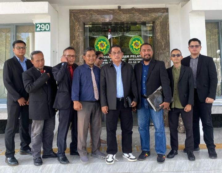 Anggota Tim Kuasa Hukum Penggugat Ijazah SMA Jokowi, Zainal Mustofa (tiga dari kiri) ditetapkan tersangka